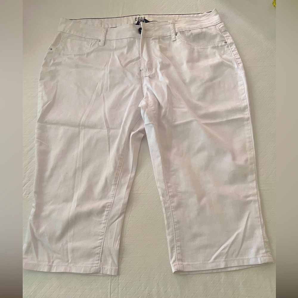 Size 12 White Crop Pants/capris. Faux front pockets & two real pockets in back.